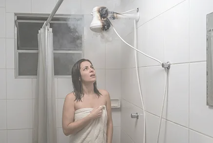 Eletricista em Bauru realizando reparo de chuveiro queimado com fumaça