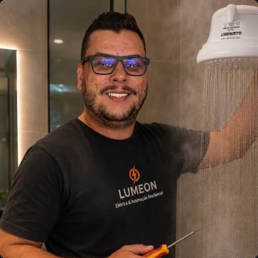 Eletricista da LUMEON uniformizado para troca de chuveiro em Bauru