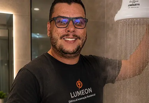 Eletricista em Bauru realizando reparo elétrico residencial