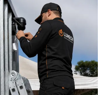 Eletricista realizando instalação de câmera de segurança Wi-Fi em Bauru